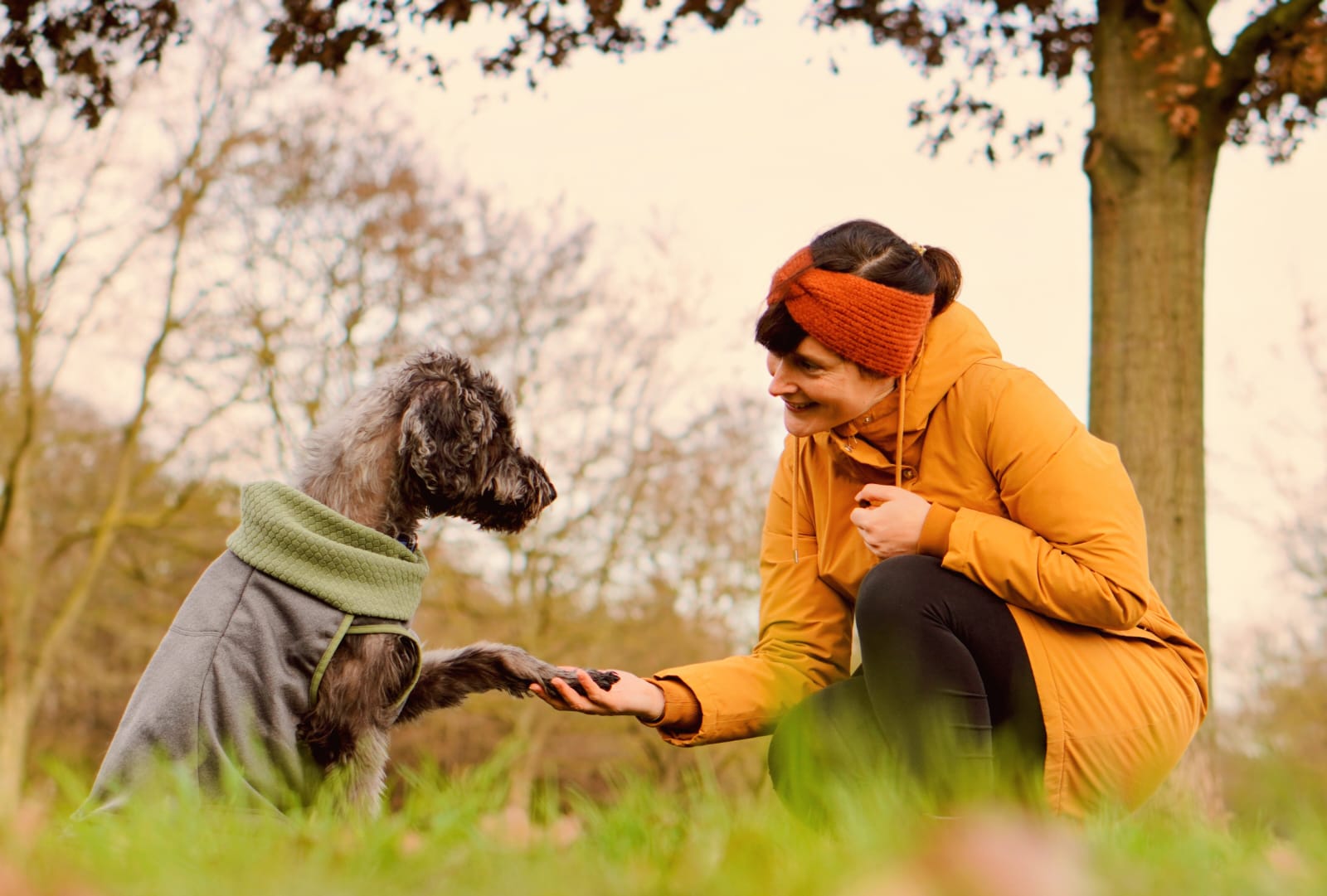 Katharina trainiert mit einem Hund